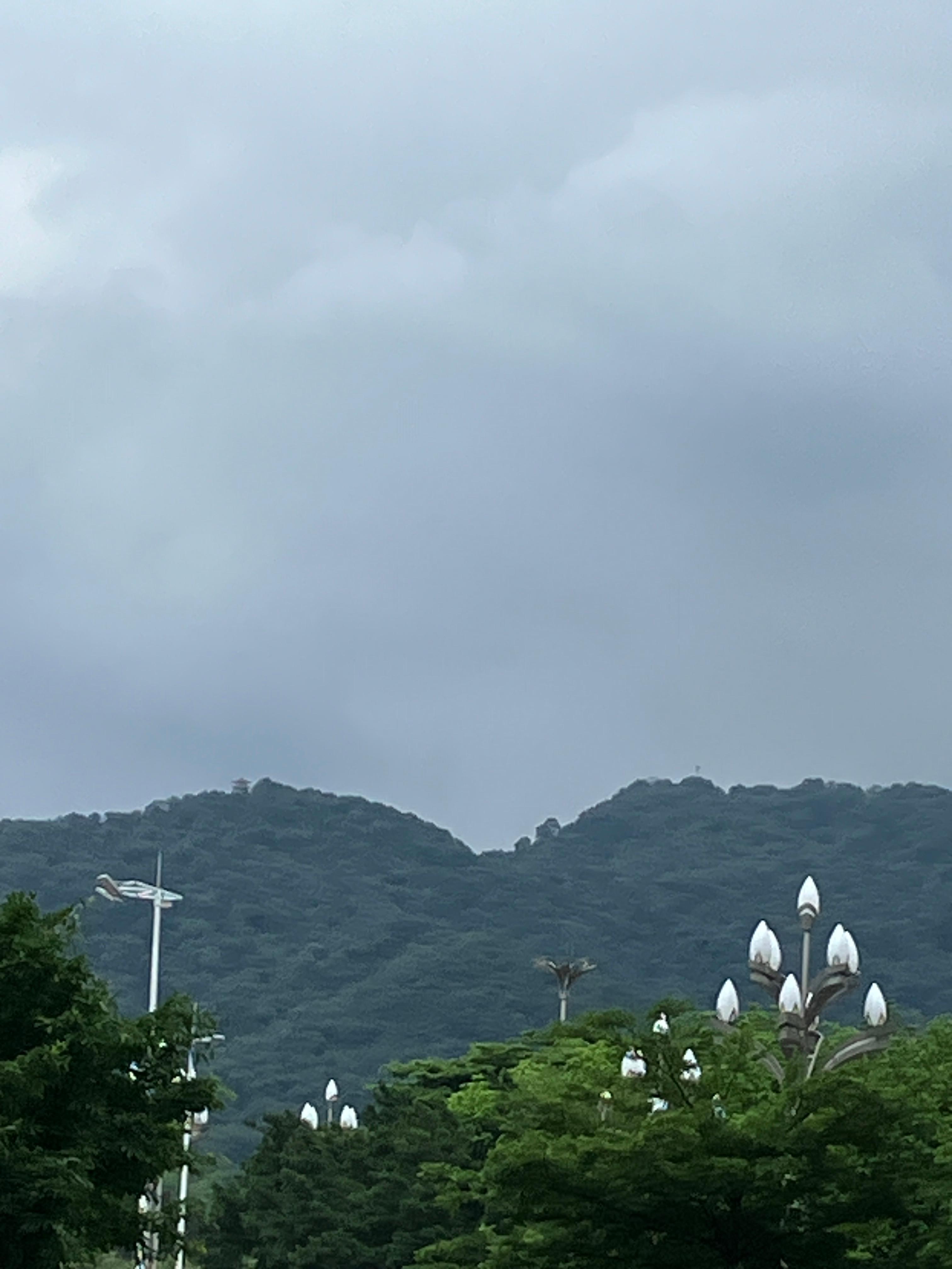 当时没有拍图片，这是另一天下雨前的云与山